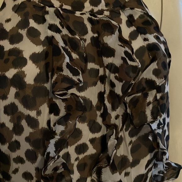 Pretty Leopard 🐆 print top. - Picture 3 of 3